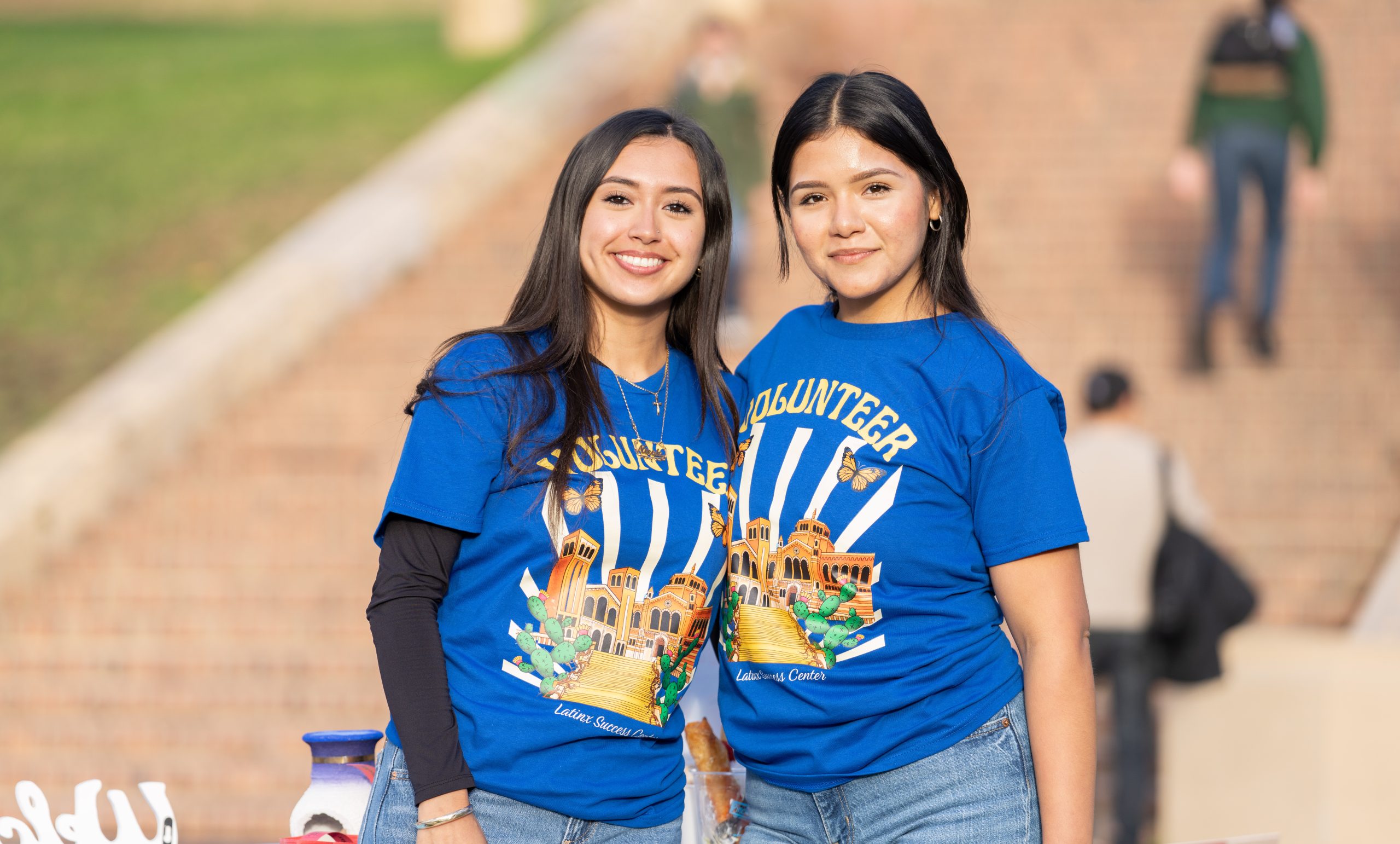 Latino alums at volunteer event