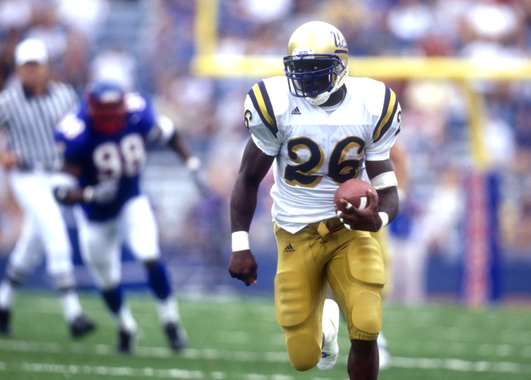 DeShaun Foster '14 running football for UCLA