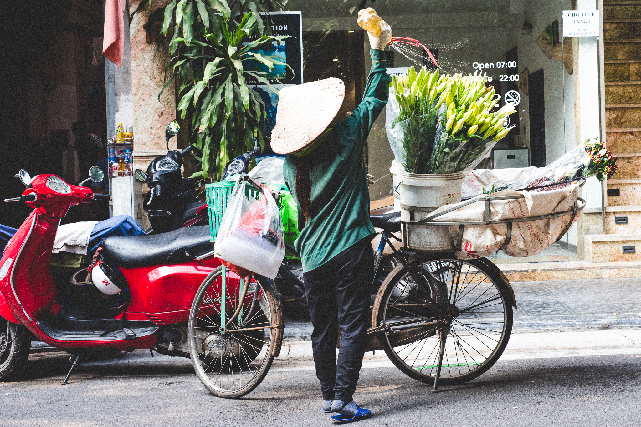Flower vendor in Hanoi by Hon Hoang